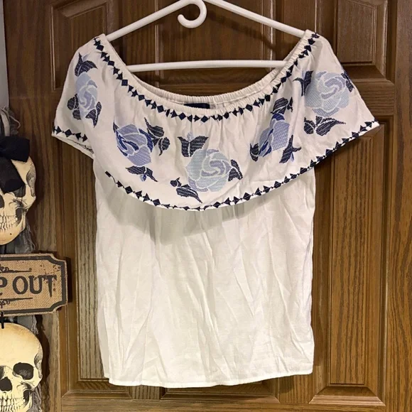 Embroidered Off-Shoulder Top with Blue Floral Detail - Picture 4 of 6